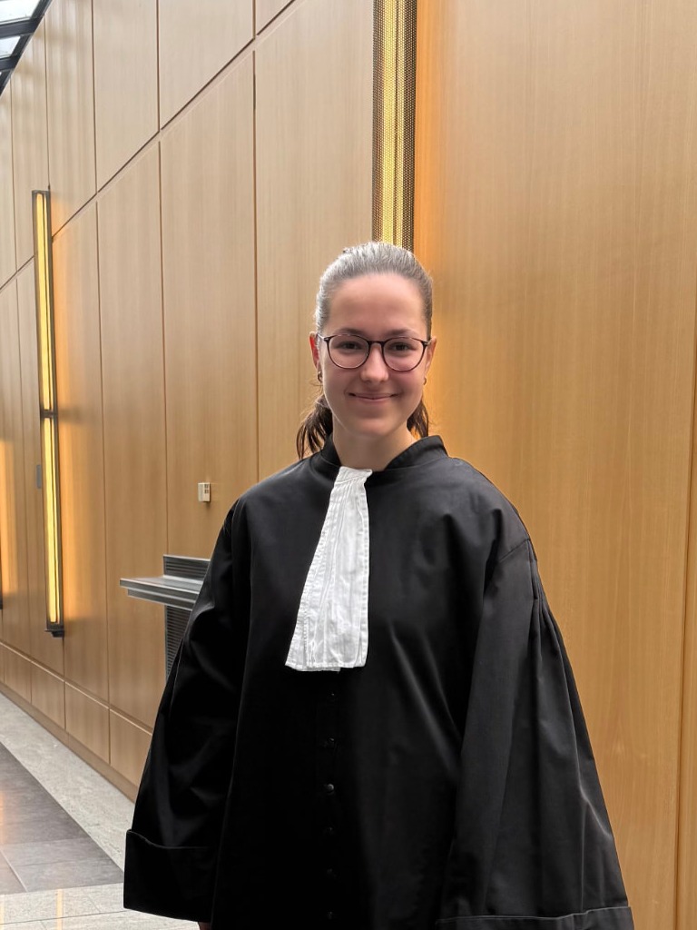 Janne in advocatentoga met witte bef